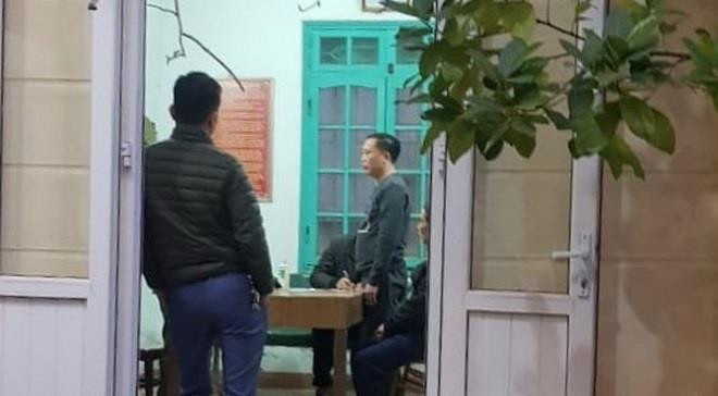 Cơ quan chức năng đọc quyết định khởi tố Bình "vổ". Cơ quan chức năng đọc quyết định khởi tố Bình "vổ".