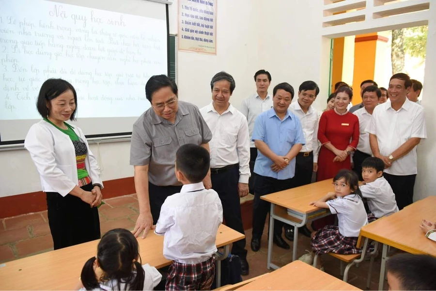 Thủ tướng Phạm Minh Chính cùng Đoàn công tác động viên học sinh Trường Tiểu học Thị trấn Yên Lập trước thềm năm học mới. Ảnh: Thế Đại