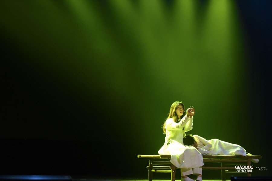 Vở kịch lấy bối cảnh Sài Gòn giữa những năm đầu thế kỉ XX đầy biến cố.