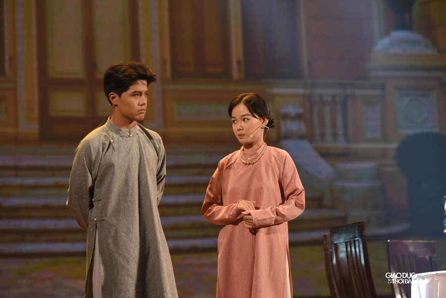 Vở kịch được đầu tư kỹ lưỡng từ trang phục.