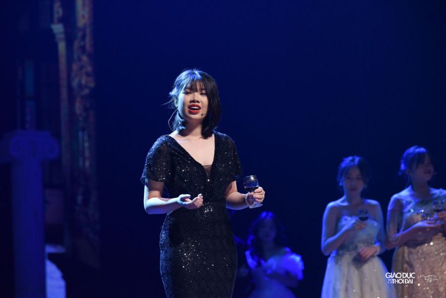 Những cô câu học sinh như &apos; lột xác&apos; trên sân khấu.