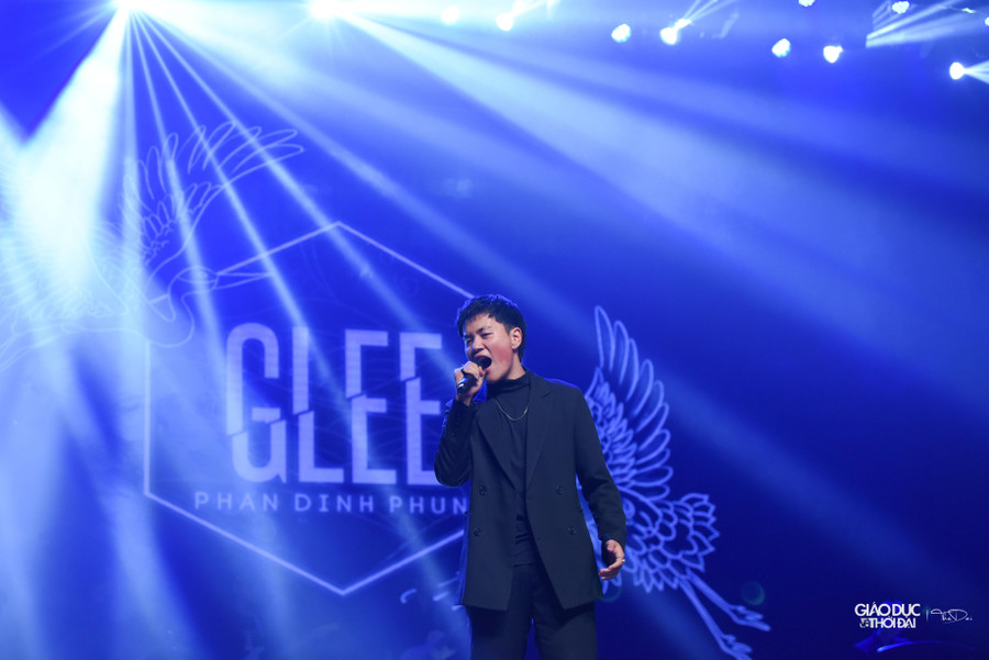 Tiết mục mở đầu của GLEE trường THPT Phan Đình Phùng.