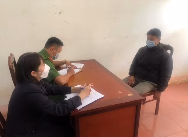 Cơ quan chức năng lấy lời khai của đối tượng.