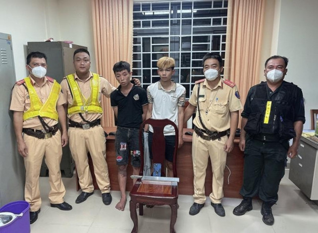 Hai đối tượng bị cơ quan chức năng bắt giữ. Hai đối tượng bị cơ quan chức năng bắt giữ.