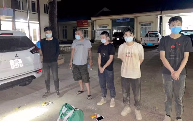 Các đối tượng và phương tiện bị bắt giữ đưa về trụ sở công an (tài xế Chu Văn Chung thứ 2 từ trái sang).