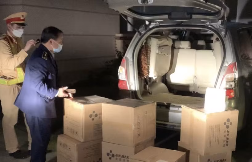 Lực lượng chức năng kiểm tra số hàng hoá vi phạm.