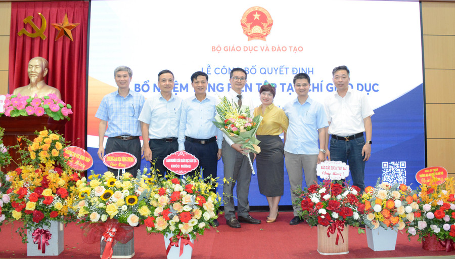 Lãnh đạo Báo GD&amp;TĐ và các đồng nghiệp chúc mừng Tổng Biên tập Nguyễn Tiến Trung