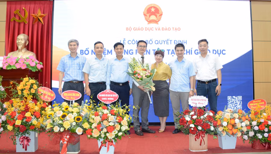 Lãnh đạo Báo GD&amp;TĐ và các đồng nghiệp chúc mừng Tổng Biên tập Nguyễn Tiến Trung