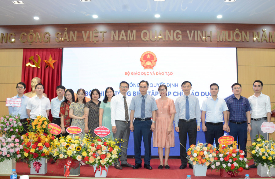 Lãnh đạo các đơn vị của Bộ GD&amp;ĐT chúc mừng Tổng Biên tập Nguyễn Tiến Trung