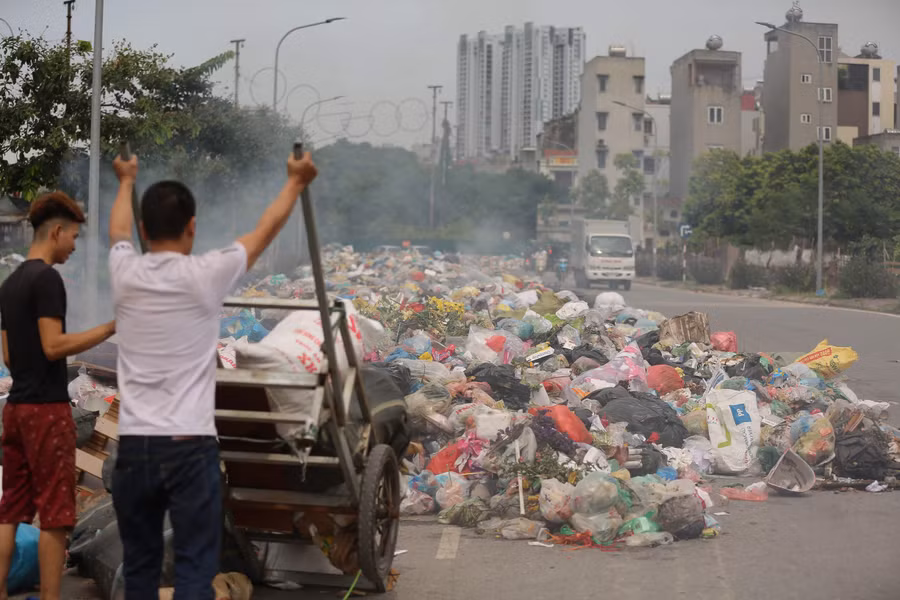 Theo người dân cho biết, đã mấy ngày gần đây không thấy nhân viên thi đi thu gom rác trong khu vực làng, buộc lòng người dân phải mang rác ra phía bên ngoài để đổ