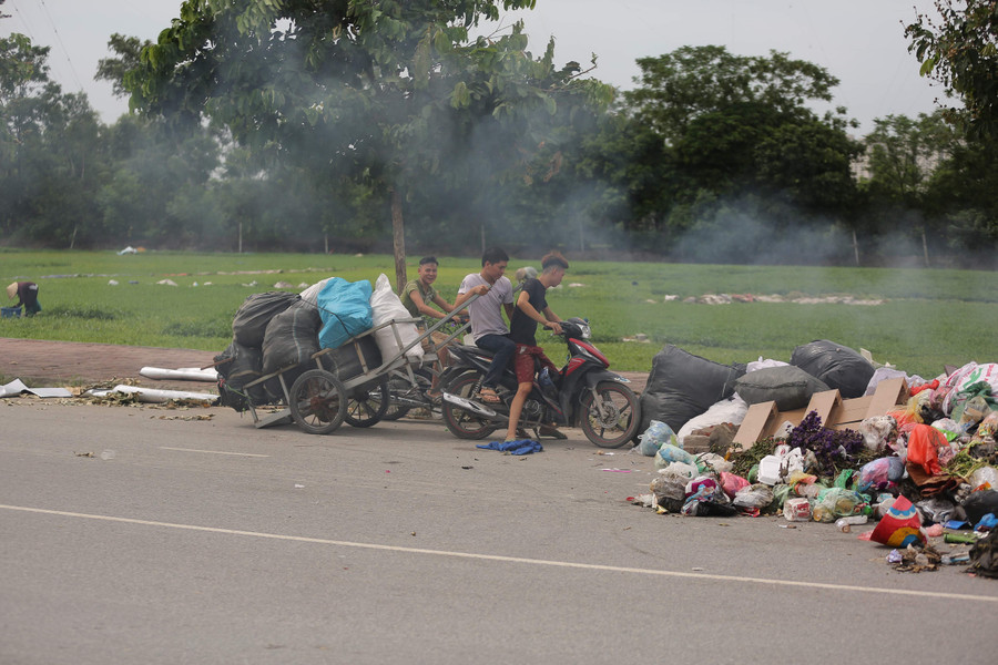 Những ngày gần đây không khó bắt gặp những chuyến xe với những bao tải đầy rác đến nơi đây Những ngày gần đây không khó bắt gặp những chuyến xe với những bao tải đầy rác đến nơi đây