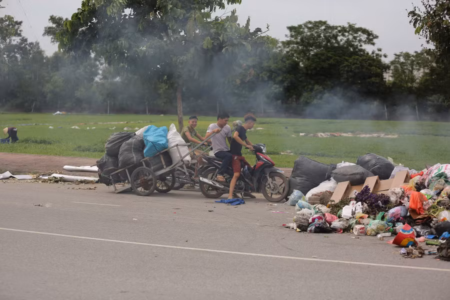 Những ngày gần đây không khó bắt gặp những chuyến xe với những bao tải đầy rác đến nơi đây