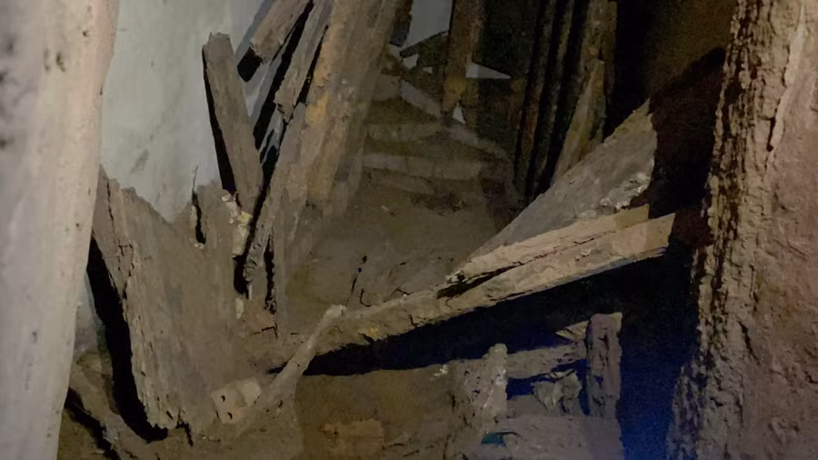 Một cửa bị hư hỏng nặng, mục nát, buộc Ban quản lý di tích phải ngăn lại.