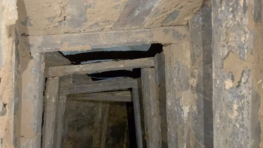 Nhiều cửa ra vào di tích địa đạo Vịnh Mốc bị xuống cấp nghiêm trọng. 