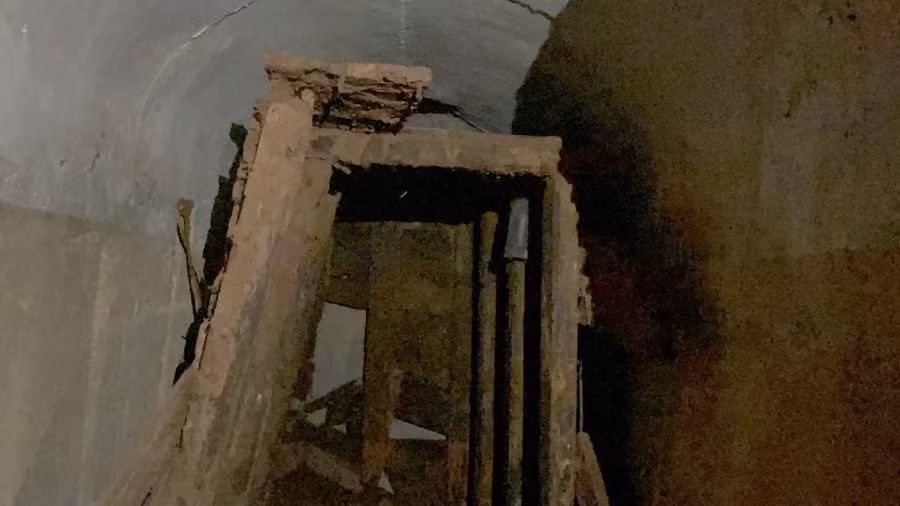 Những hư hỏng tồn tại ở các cửa ra vào di tích gây phản cảm, ảnh hưởng đến khách tham quan.