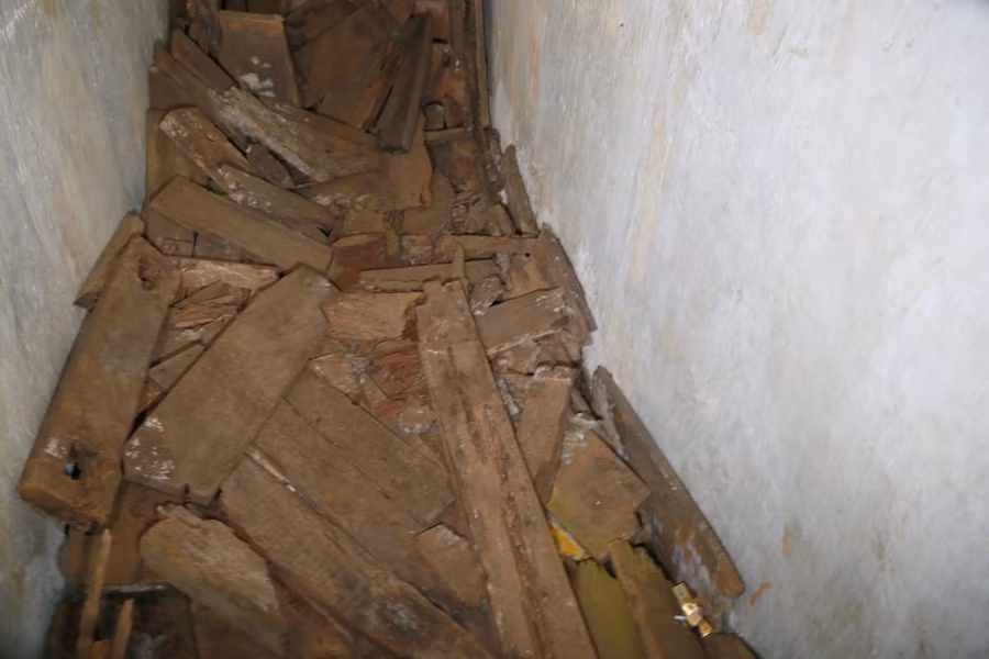 Phần gỗ ở lối ra trong địa đạo bị mục nát.