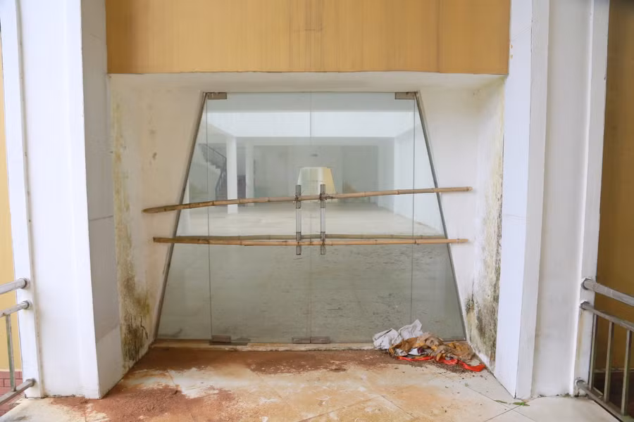 Cửa dẫn vào khu vực nhà trưng bày được rào kính do chưa được đưa vào sử dụng.