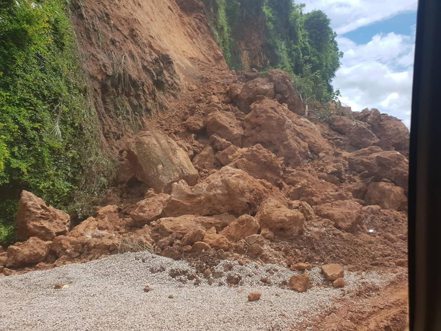 Rất nhiều đoạn đất, đá bị sạt lở xuống đường Rất nhiều đoạn đất, đá bị sạt lở xuống đường
