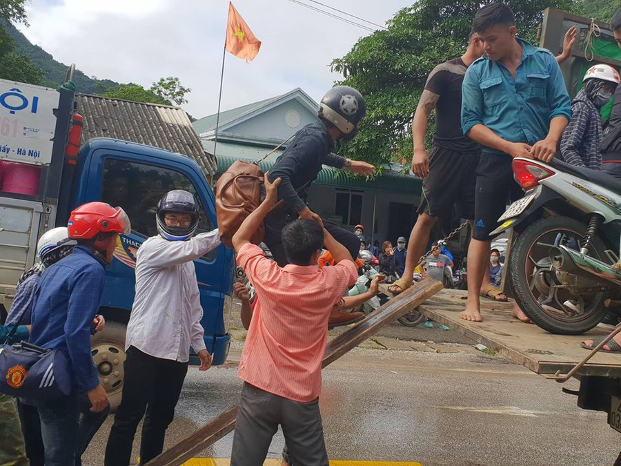 Xe máy phải "tăng bo" qua đoạn ngập Xe máy phải "tăng bo" qua đoạn ngập