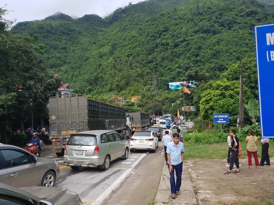 Những đoạn đường bị ngập lụt hoặc bị sạt lở đất, giao thông ùn tắc cục bộ. Tại các điểm này hầu hết đều có công an giao thông đến phân luồng Những đoạn đường bị ngập lụt hoặc bị sạt lở đất, giao thông ùn tắc cục bộ. Tại các điểm này hầu hết đều có công an giao thông đến phân luồng