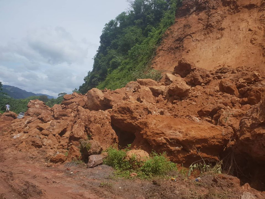 Người đi đường cần cảnh giác, đất đá bị sạt lở từ trên núi Người đi đường cần cảnh giác, đất đá bị sạt lở từ trên núi