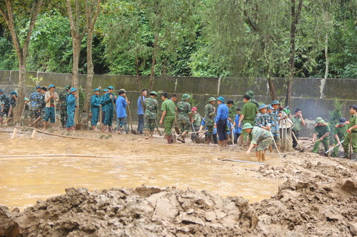 Trong hoàn cảnh khó khăn, tình quân dân càng thêm đoàn kết Trong hoàn cảnh khó khăn, tình quân dân càng thêm đoàn kết