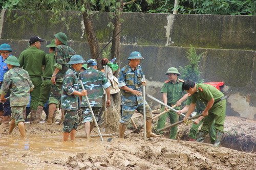 Lực lượng công an, quân đội tham gia khắc phục hậu quả do mưa lũ Lực lượng công an, quân đội tham gia khắc phục hậu quả do mưa lũ