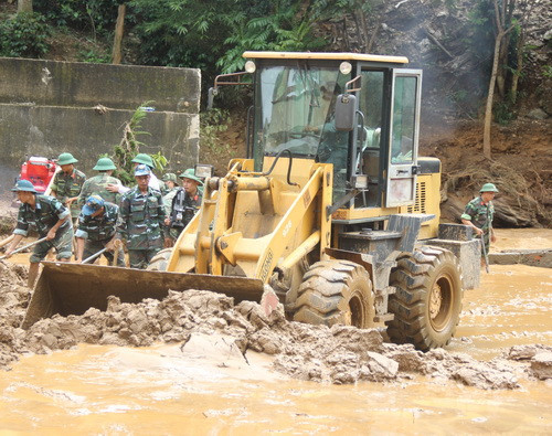 Máy xúc được huy động đến để hỗ trợ Máy xúc được huy động đến để hỗ trợ