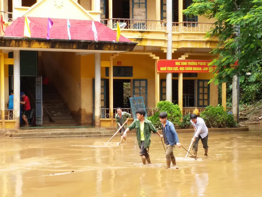 Trong những ngày qua, giáo viên đã phải căng sức để dọn dẹp, vệ sinh bùn đất