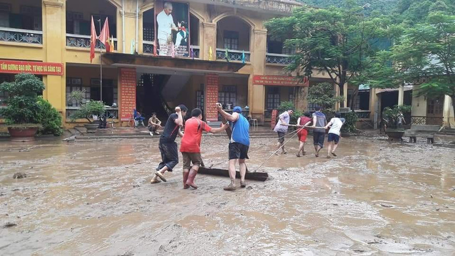 Chỉ mong sao trời không mưa nữa, để thây cô dọn dẹp sạch sẽ, đón học sinh trong ngày khai giảng năm học mới