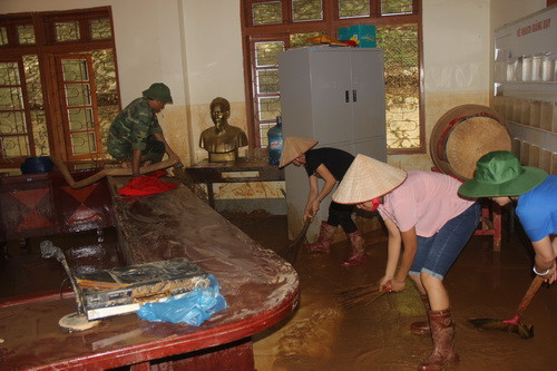 Giáo viên, phụ huynh cùng bộ đội đang nỗ lực khắc phục hậu quả sau mưa lũ để kịp ngày khai giảng cho học sinh