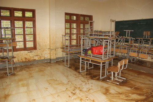 Nhiều lớp học đã cơ bản được quét dọn. Nếu trời không tiếp tục mưa thì trước ngày khai giảng sẽ xong