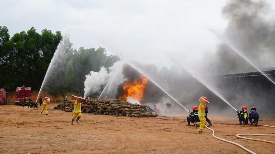 Lực lượng chức năng thực hành chữa cháy.