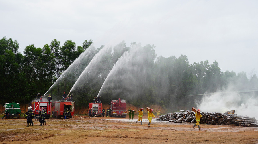 Tình huống diễn tập là xảy ra đám cháy ở Nhà máy sản xuất đồ gỗ nằm trong Cụm công nghiệp.