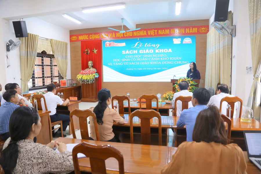 Năm học này, NXBGD Việt Nam tiếp tục hoạt động trao tặng sách giáo khoa cho học sinh Quảng Trị.