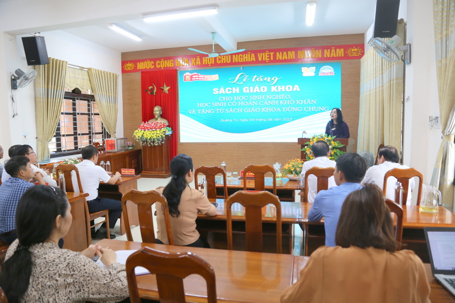 Năm học này, NXBGD Việt Nam tiếp tục hoạt động trao tặng sách giáo khoa cho học sinh Quảng Trị. Năm học này, NXBGD Việt Nam tiếp tục hoạt động trao tặng sách giáo khoa cho học sinh Quảng Trị.