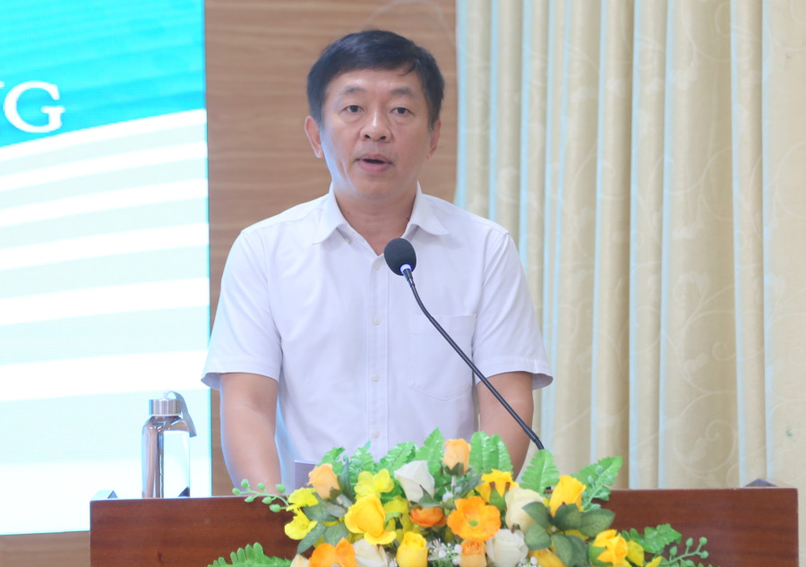 Ông Thừa Phú, giám đốc NXBGD Việt Nam phát biểu tại lễ trao tặng sách giáo khoa. Ông Thừa Phú, giám đốc NXBGD Việt Nam phát biểu tại lễ trao tặng sách giáo khoa.