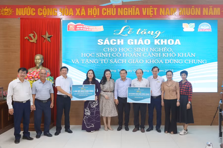 Gần 4.000 bộ sách giáo khoa dành tặng học sinh Quảng Trị trước thềm năm học mới.
