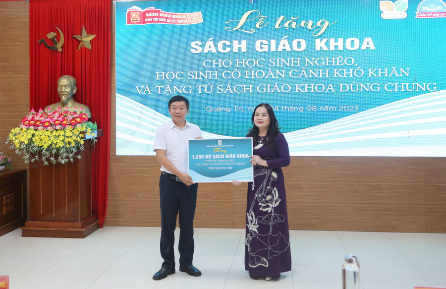 Lãnh đạo NXBGD Việt Nam tại Đà Nẵng trao tặng sách giáo khoa cho lãnh đạo Sở GD&ĐT Quảng Trị. Lãnh đạo NXBGD Việt Nam tại Đà Nẵng trao tặng sách giáo khoa cho lãnh đạo Sở GD&ĐT Quảng Trị.