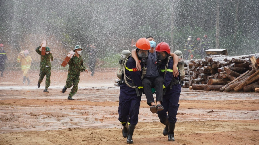 Lực lượng chức năng triển khai cứu hộ người gặp nạn.