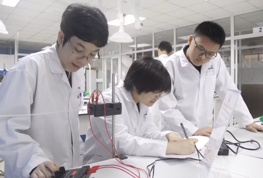 Học sinh Trường THPT Nguyễn Siêu (Hà Nội) trong ngày hội STEM. Ảnh: TG