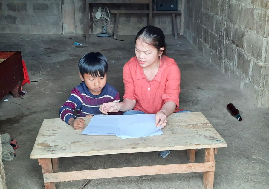 Cô Hải đến từng nhà học sinh để bổ trợ kiến thức cho các em.