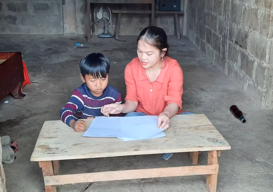 Cô Hải đến từng nhà học sinh để bổ trợ kiến thức cho các em.