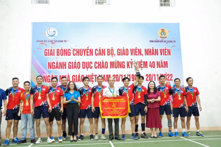 Giải bóng chuyền ngành Giáo dục Quảng Trị chào mừng kỷ niệm 40 năm Ngày nhà giáo Việt Nam đã kết thúc tốt đẹp.