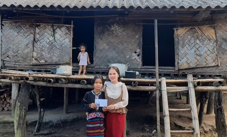 Cô giáo Nguyễn Thị Hải trong lần tặng quà hỗ trợ nhân vật.