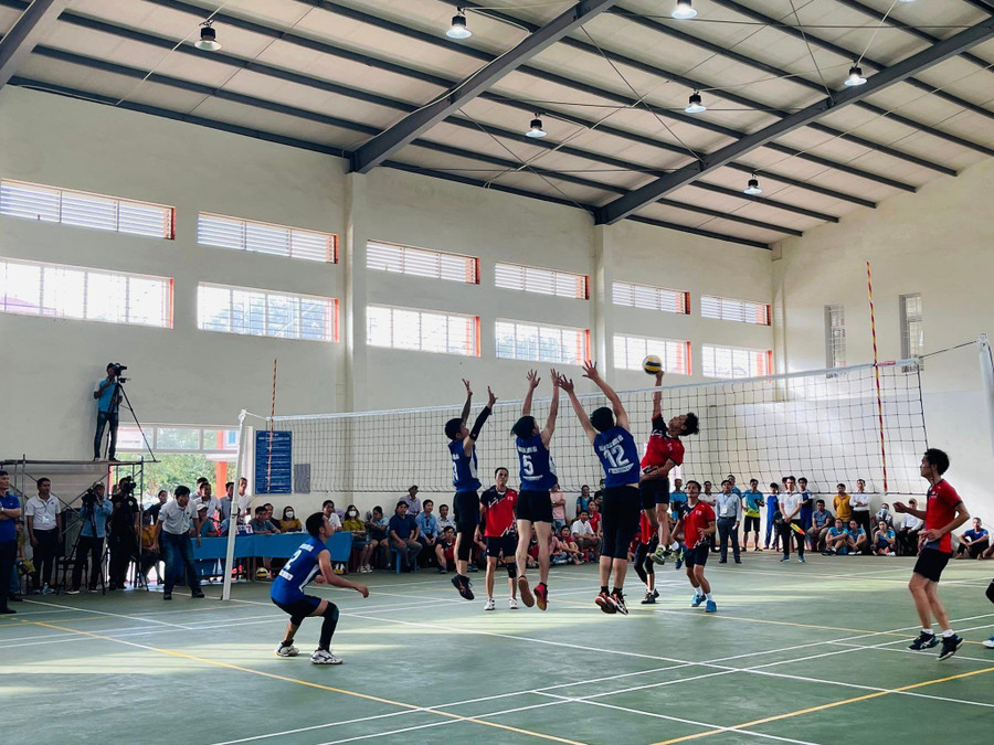 Các đội bóng chuyền các đơn vị tranh tài quyết liệt. Các đội bóng chuyền các đơn vị tranh tài quyết liệt.