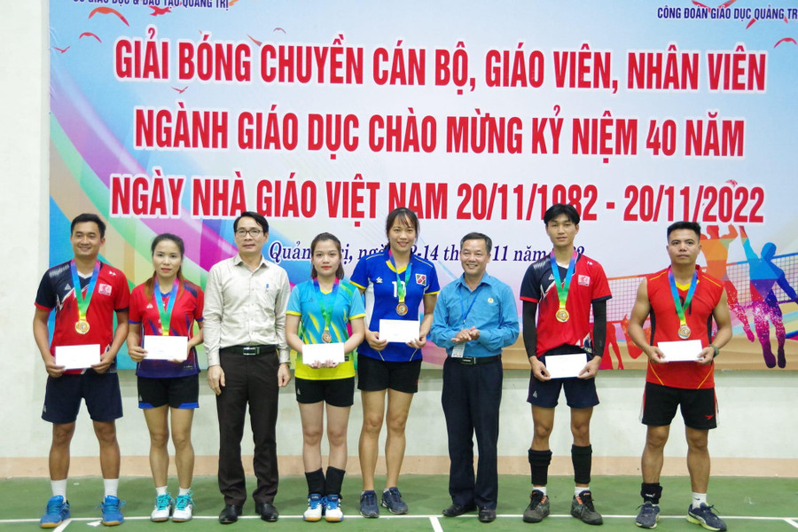 Ban tổ chức trao nhiều giải phụ cho các cầu thủ xuất sắc. Ban tổ chức trao nhiều giải phụ cho các cầu thủ xuất sắc.