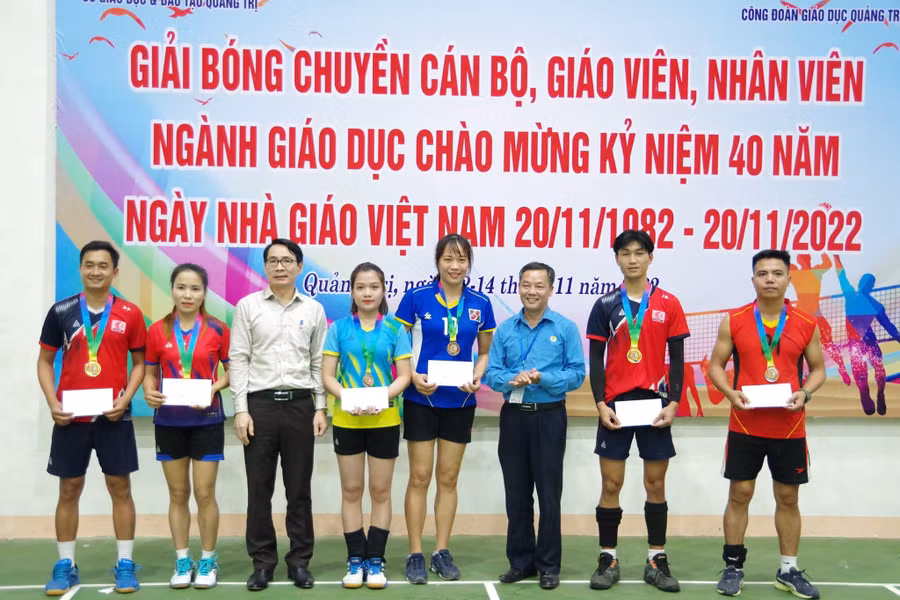 Ban tổ chức trao nhiều giải phụ cho các cầu thủ xuất sắc.