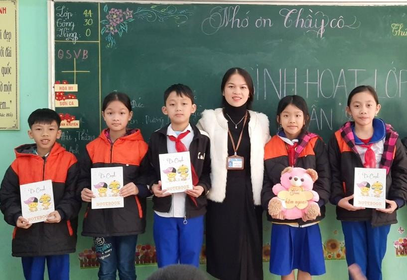 Cô Nguyễn Thị Hải kết nối cộng đồng để giúp đỡ học sinh nghèo.