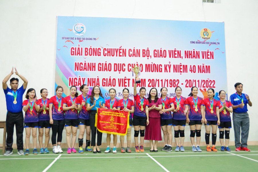TS Lê Thị Hương - Giám đốc Sở GD&ĐT trao giải cho các đội tham gia thi đấu. TS Lê Thị Hương - Giám đốc Sở GD&ĐT trao giải cho các đội tham gia thi đấu.